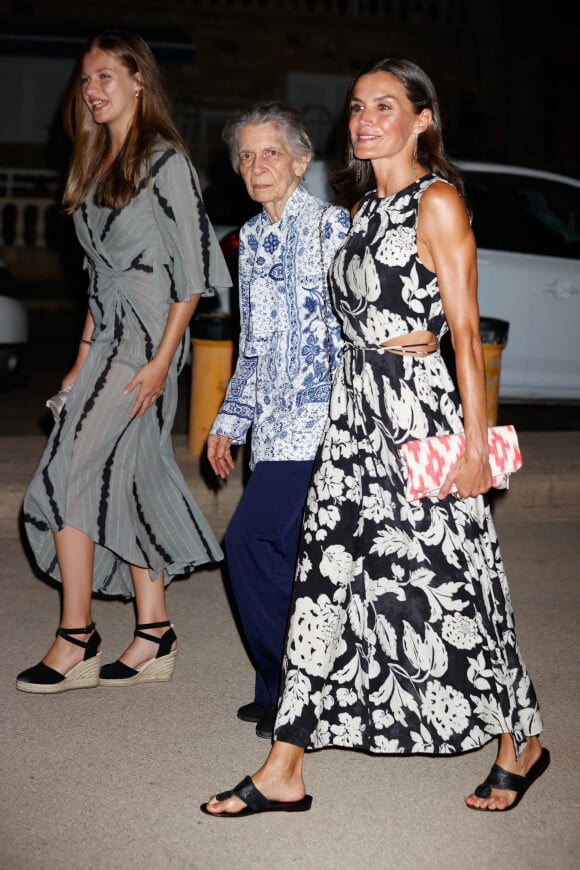 La princesse Leonor, la princesse Irene et la reine Letizia - La famille royale espagnole va dîner au restaurant "Ola de Mar" à Palma de Majorque le 5 août 2022 