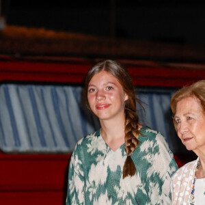 La princesse Leonor, la princesse Irene et la reine Letizia - La famille royale espagnole va dîner au restaurant "Ola de Mar" à Palma de Majorque le 5 août 2022 