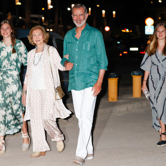 La princesse Leonor, la princesse Irene et la reine Letizia - La famille royale espagnole va dîner au restaurant "Ola de Mar" à Palma de Majorque le 5 août 2022 