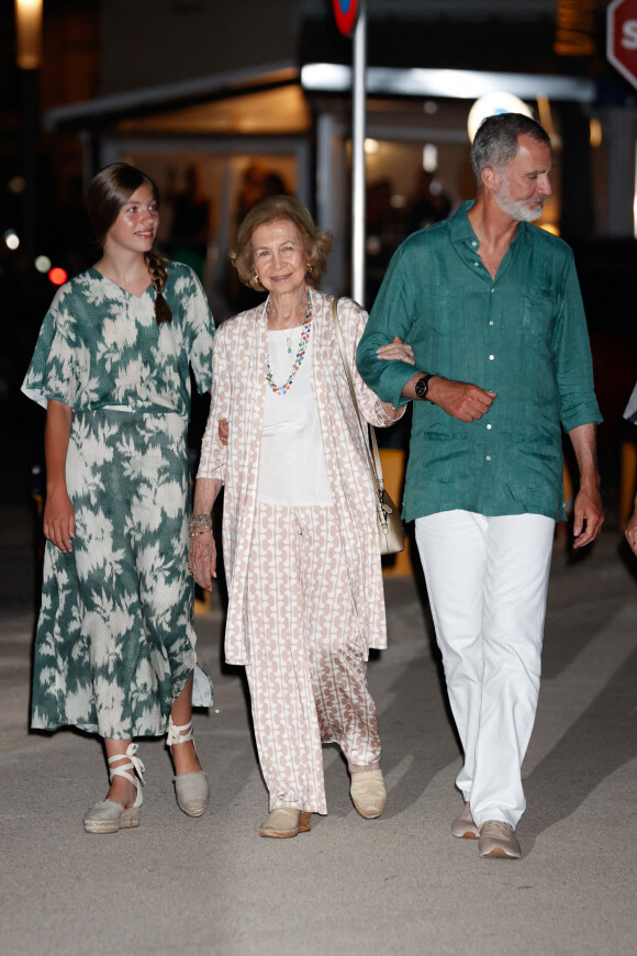 La princesse Leonor, la princesse Irene et la reine Letizia - La famille royale espagnole va dîner au restaurant "Ola de Mar" à Palma de Majorque le 5 août 2022 