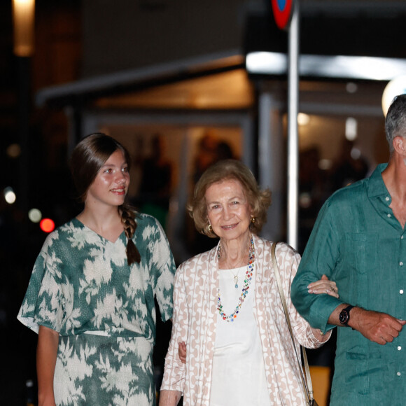 La princesse Leonor, la princesse Irene et la reine Letizia - La famille royale espagnole va dîner au restaurant "Ola de Mar" à Palma de Majorque le 5 août 2022 