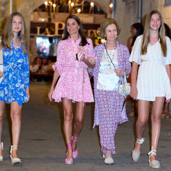 La princesse Leonor, la reine Letizia, la reine Sofia et l'infante Sofia - La reine Letizia d'Espagne, ses filles et la reine Sofia se baladent dans les rues de Palma à Majorque le 7 août 2022. 