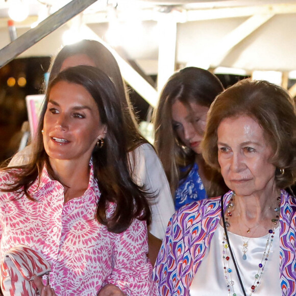 La reine Letizia, la reine Sofia - La reine Letizia d'Espagne, ses filles et la reine Sofia se baladent dans les rues de Palma à Majorque le 7 août 2022. 