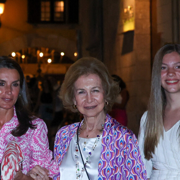 La reine Letizia, la reine Sofia et l'infante Sofia - La reine Letizia d'Espagne, ses filles et la reine Sofia se baladent dans les rues de Palma à Majorque le 7 août 2022. 