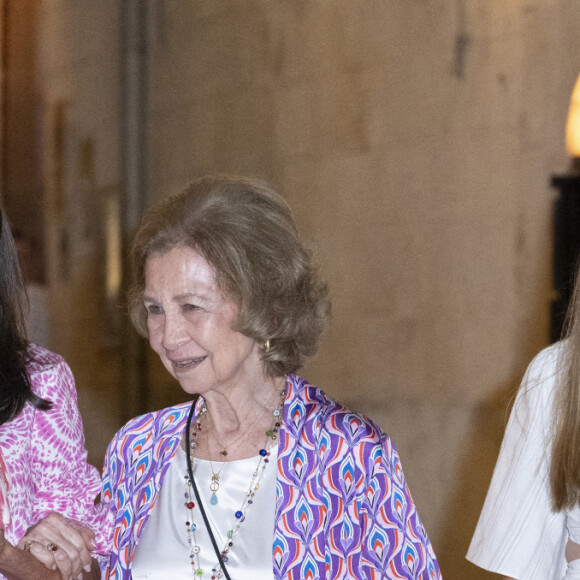 La princesse Leonor, la reine Letizia d'Espagne, la reine Sofia et l'infante Sofia - La reine Letizia d'Espagne, ses filles et la reine Sofia se baladent dans les rues de Palma à Majorque le 7 août 2022. 