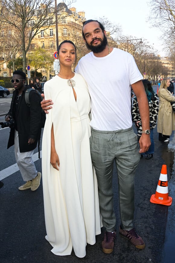 Joakim Noah et sa compagne Lais Ribeiro - Arrivées au défilé Elie Saab Automne/Hiver 2022/2023 lors de la Fashion Week de Paris au Plais de Tokyo à Paris, France, le 5 mars 2022. © Federico Pestellini/Panoramic/Bestimage 