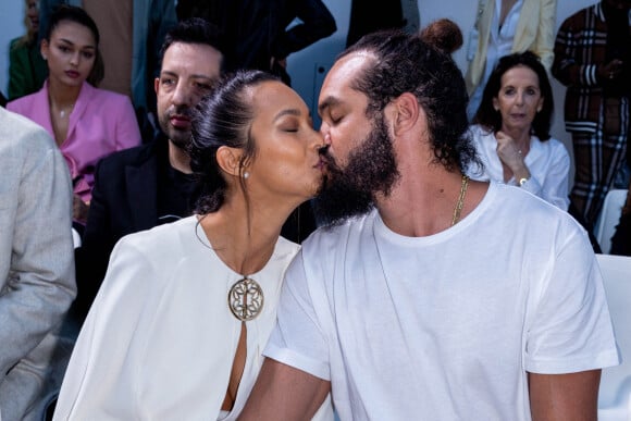 Lais Ribeiro et son fiancé Joakim Noah - People au défilé de mode automne-hiver 2022/2023 "Elie Saab" lors de la fashion week de Paris. Le 5 mars 2022 © Olivier Borde / Bestimage 