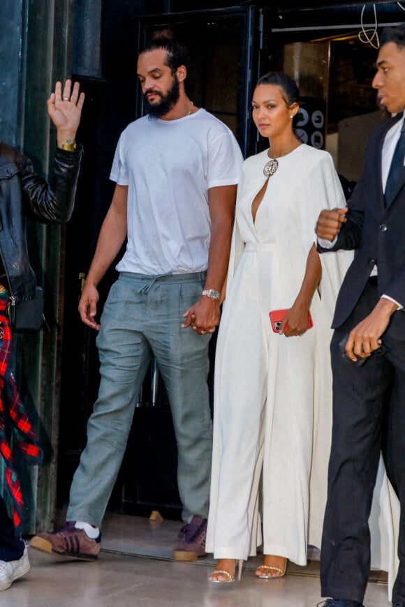 Joakim Noah et sa compagne Lais Ribeiro - Arrivées au défilé Elie Saab Automne/Hiver 2022/2023 lors de la Fashion Week de Paris au Plais de Tokyo à Paris, France, le 5 mars 2022. © Veeren-Clovis/Bestimage 