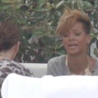 Jennifer Lopez et Rihanna : découvrez leur déjeuner entre filles sous le soleil !
