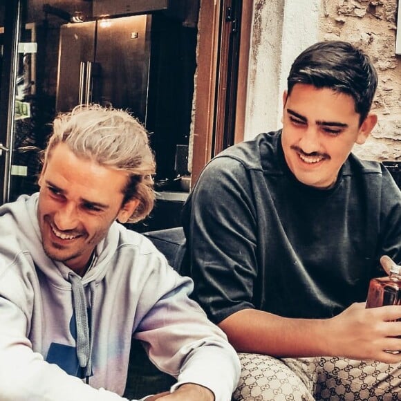 Antoine Griezmann avec son petit frère Théo, chez eux à Mâcon.