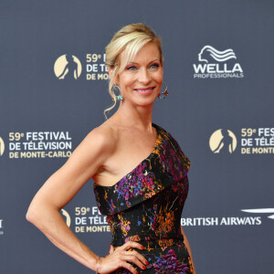 Rebecca Hampton (robe Christophe Guillarmé à encolure asymétrique en jacquard à relief noir et violet) durant la soirée d'ouverture du Festival de Télévision de Monte Carlo à Monaco. © Bruno Bebert / Bestimage 
