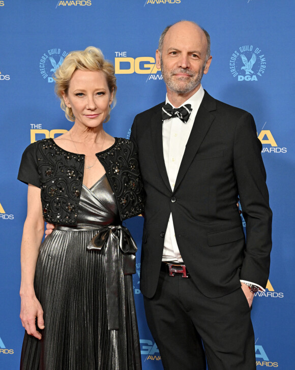 Anne Heche et Jeff Berlin au photocall de la cérémonie Directors Guild of America Awards (DGA) à Los Angeles le 12 mars 2022.