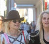 Anne Heche se promène avec une amie dans les rues de Beverly Hills le 14 février 2022.