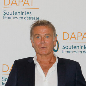 Franck Dubosc - Photocall de la première édition "Les Coups de Coeur DAPAT" au théâtre Marigny à Paris le 27 septembre 2021. Le fonds de dotation DAPAT à pour mission prioritaire de lutter contre l'exclusion, l'isolement et la pauvreté des femmes en détresse et des mères SDF. Plus globalement, il entend favoriser l'insertion sociale et professionnelle ainsi que l'autonomie et la dignité de ces personnes, en proposant un parcours complet d'accompagnement pour la réinsertion dans la société et sur le marché du travail. © Rachid Bellak/Bestimage