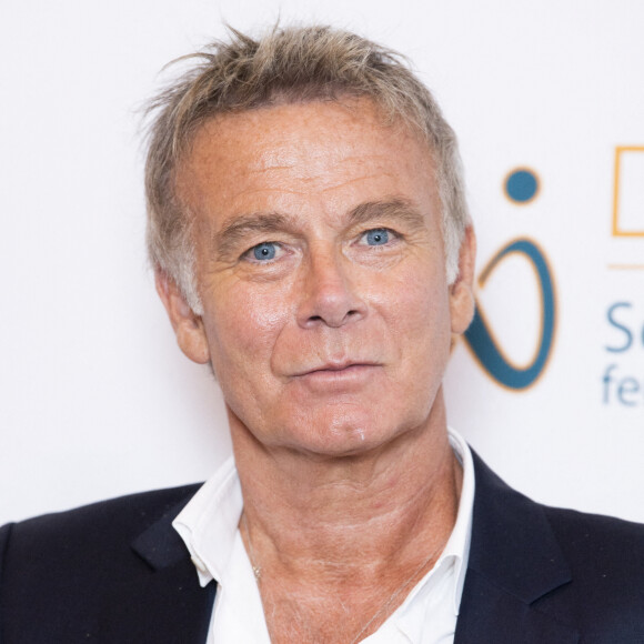 Franck Dubosc - Photocall de la première édition "Les Coups de Coeur DAPAT" au théâtre Marigny à Paris le 27 septembre 2021. Le fonds de dotation DAPAT à pour mission prioritaire de lutter contre l'exclusion, l'isolement et la pauvreté des femmes en détresse et des mères SDF. Plus globalement, il entend favoriser l'insertion sociale et professionnelle ainsi que l'autonomie et la dignité de ces personnes, en proposant un parcours complet d'accompagnement pour la réinsertion dans la société et sur le marché du travail. © JB Autissier/Panoramic/Bestimage