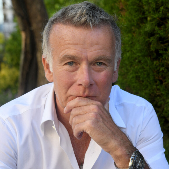 Exclusif - Franck Dubosc durant la 1ère journée du Liban à Mougins, le 1er août 2021, journée caritative, organisée par l'association "Mon Liban d'Azur" sous forme de marché solidaire, de tombola afin de récolter des fonds qui permettront de venir en aide à l'Hôpital Français du Levant, pour notamment l'achat d'un scanner. Durant tout l'été de nombreux événements sont organisés par l'association. Franck Dubosc et sa femme Danièle, libanaise et invitée d'honneur de la manifestation, ont accepté d'être les commis d'un jour du chef libanais Joe Barza pour un atelier de cuisine libanaise. Actuellement, le comédien humoriste Franck Dubosc est en vacances à Mougins son village d'adoption, il vient de terminer comme acteur, un long métrage qui sortira fin 2022, mais le 26 janvier, ce sera son second film en tant que réalisateur, Rumba la Vie, qui sera sur les écrans. A la rentrée, sur TF1, il y aura un téléfilm "La dernière partie" qui traite la fin de vie de son père. Un sujet qui tenait particulièrement à coeur à l'artiste, rendu encore plus triste par le décés de sa mère pendant le tournage... Mais Franck Dubosc garde le sourire et n'a pas hésité à accompagner son épouse pour cette journée caritative libanaise. Lui qui ne cuisine pratiquement jamais, s'est retrouvé en commis de cuisine, puis en gouteur de cocktail, puisque le chef champion du monde de cocktail Victor Delpierre, a concocté un breuvage aux saveurs orientales, à base de sirop de rose, de fleur d'oranger et d'arak. L'association franco-libanaise "Mon Liban d'Azur", apolitique et indépendante, a été créée à Nice à l'été 2019. Elle s'inscrit dans la promotion d'échanges entre la Côte d'Azur et le Liban (économique, artistique et culturel, éducatif et humanitaire). Depuis 2020, elle s'est concentrée sur les actions de solidarité. © Bruno Bebert/Bestimage 