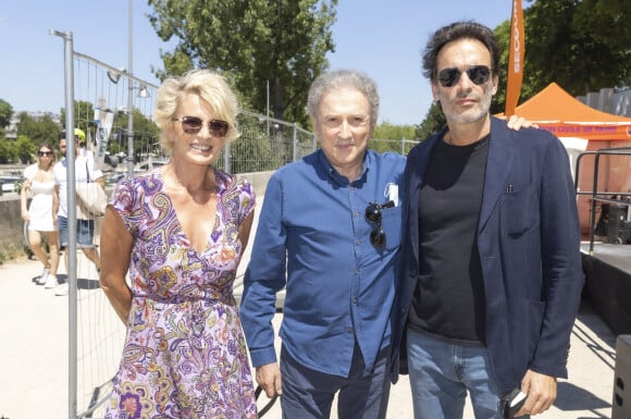 Sophie Davant, Michel Drucker, Anthony Delon - Festival des Livres et des Artistes organisé par l'association "Lecture pour Tous" engagée dans la lutte contre l'illettrisme au Mail Branly à Paris le2 juillet 2022. © Pierre Perusseau/ Jack Tribeca / Bestimage 