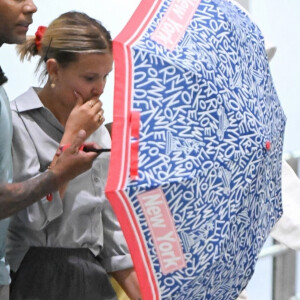 Exclusif - Millie Bobby Brown et son compagnon Jake Bongiovi arrivent à l'aéroport JFK à New York. Le 8 août 2022.