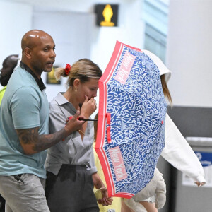Exclusif - Millie Bobby Brown et son compagnon Jake Bongiovi arrivent à l'aéroport JFK à New York. Le 8 août 2022.