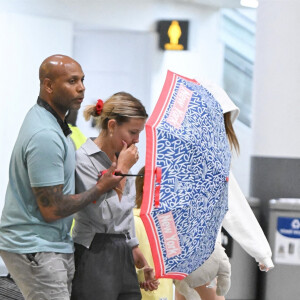 Exclusif - Millie Bobby Brown et son compagnon Jake Bongiovi arrivent à l'aéroport JFK à New York. Le 8 août 2022.