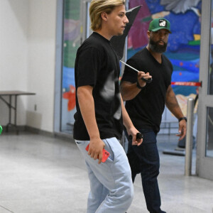 Exclusif - Millie Bobby Brown et son compagnon Jake Bongiovi arrivent à l'aéroport JFK à New York. Le 8 août 2022.