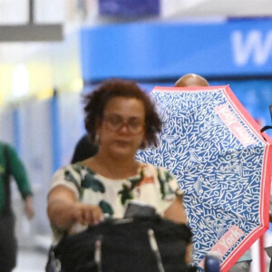 Exclusif - Millie Bobby Brown et son compagnon Jake Bongiovi arrivent à l'aéroport JFK à New York. Le 8 août 2022.