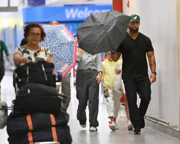 Exclusif - Millie Bobby Brown et son compagnon Jake Bongiovi arrivent à l'aéroport JFK à New York. Le 8 août 2022.