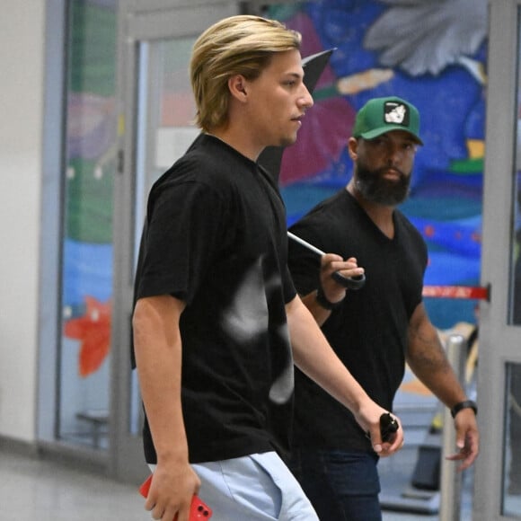 Exclusif - Millie Bobby Brown et son compagnon Jake Bongiovi arrivent à l'aéroport JFK à New York. Le 8 août 2022.