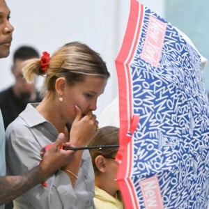 Exclusif - Millie Bobby Brown et son compagnon Jake Bongiovi arrivent à l'aéroport JFK à New York.