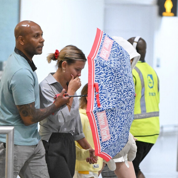 Exclusif - Millie Bobby Brown et son compagnon Jake Bongiovi arrivent à l'aéroport JFK à New York. Le 8 août 2022.