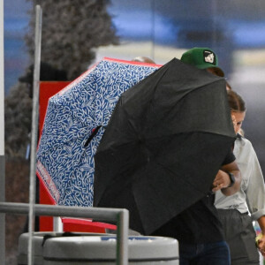 Exclusif - Millie Bobby Brown et son compagnon Jake Bongiovi arrivent à l'aéroport JFK à New York. Le 8 août 2022.