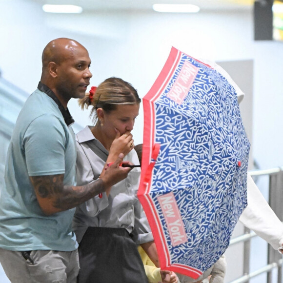 Exclusif - Millie Bobby Brown et son compagnon Jake Bongiovi arrivent à l'aéroport JFK à New York. Le 8 août 2022.