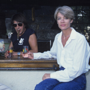 Même si le chanteur a fait souffrir Françoise Hardy, mère de son fils Thomas
Archives - En France, en Corse, Michel Denisot chez Jacques DUTRONC et Françoise HARDY en juillet 1988.