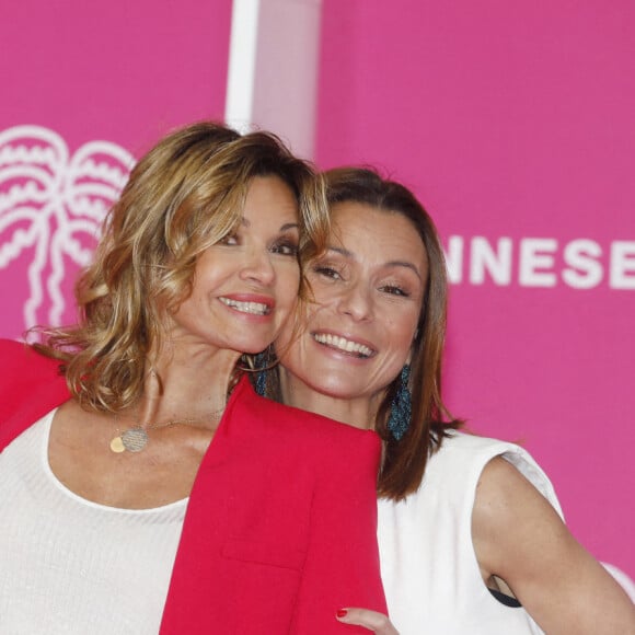 Ingrid Chauvin et Jennifer Lauret de "Demain nous appartient" au photocall lors de la 5ème saison du festival International des Séries "Canneseries" à Cannes, France, le 2 avril 2022. © Denis Guignebourg/Bestimage 