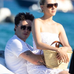 Brooklyn Beckham et sa femme Nicola Peltz s'embrassent amoureusement, alors qu'ils quittent le Club 55 à Saint-Tropez. Le 13 juillet 2022 