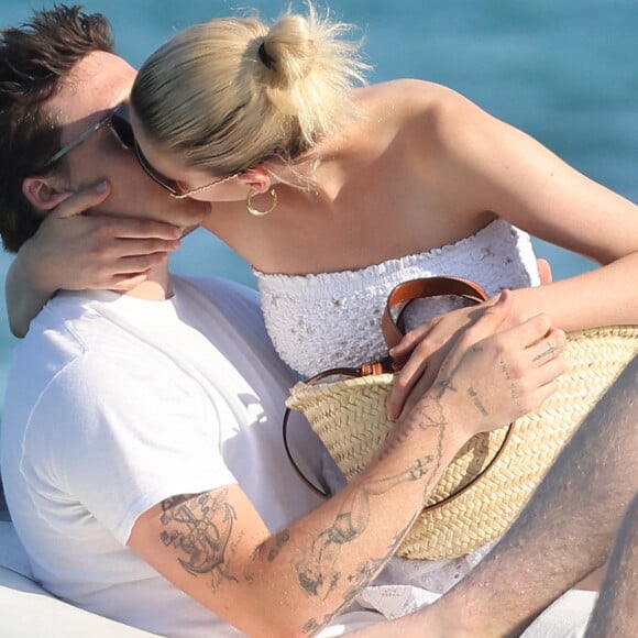 Brooklyn Beckham et sa femme Nicola Peltz s'embrassent amoureusement, alors qu'ils quittent le Club 55 à Saint-Tropez. Le 13 juillet 2022 