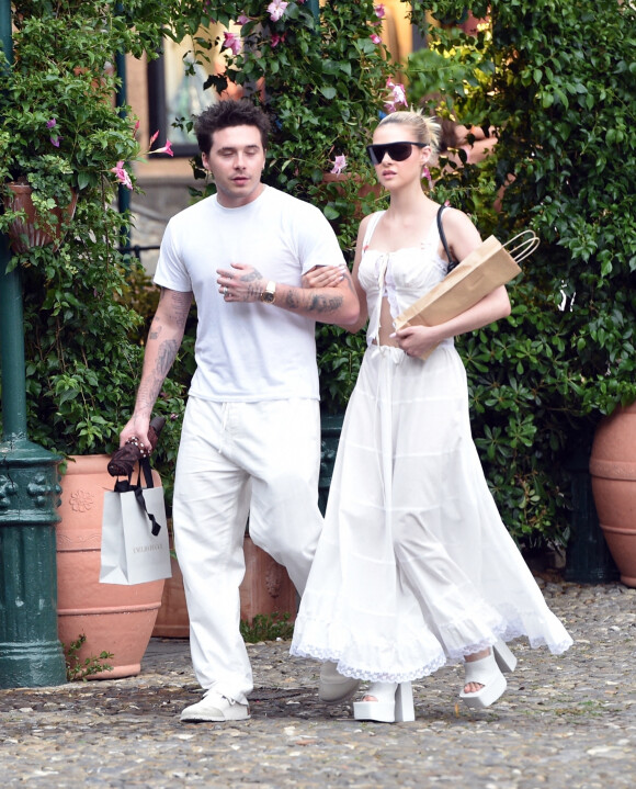 Brooklyn Beckham et sa femme Nicola Peltz font du shopping à Portofino, le 4 juillet 2022. 