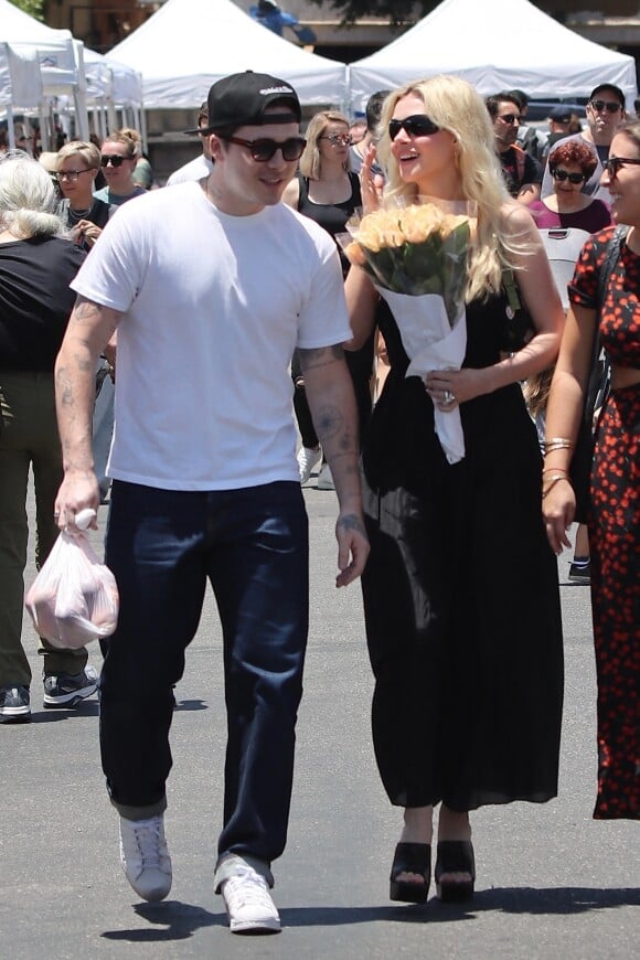 Brooklyn Beckham et sa femme Nicola Peltz achètent des fleurs à Los Angeles, le 29 mai 2022. 