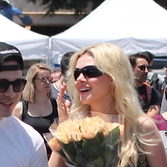 Brooklyn Beckham et sa femme Nicola Peltz achètent des fleurs à Los Angeles, le 29 mai 2022. 