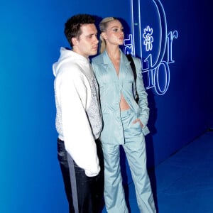 Brooklyn Beckham et sa femme Nicola Peltz au photocall du défilé de la collection capsule "Dior Homme Printemps-Eté 2023" à Los Angeles, le 21 mai 2022. 
