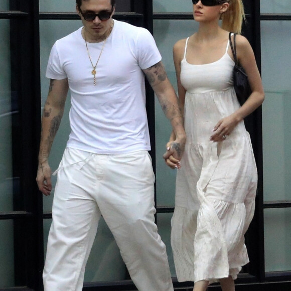 Exclusif - Brooklyn Beckham et sa femme Nicola Peltz se rendent sur un marché à bord de leur Jaguar Lunaz décapotable à Los Angeles le 15 mai 2022. 