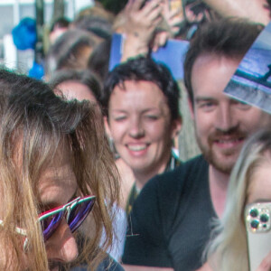 Johnny Depp va à la rencontre de fans devant la mairie d'Offenbach en Allemagne, le 6 juillet 2022.