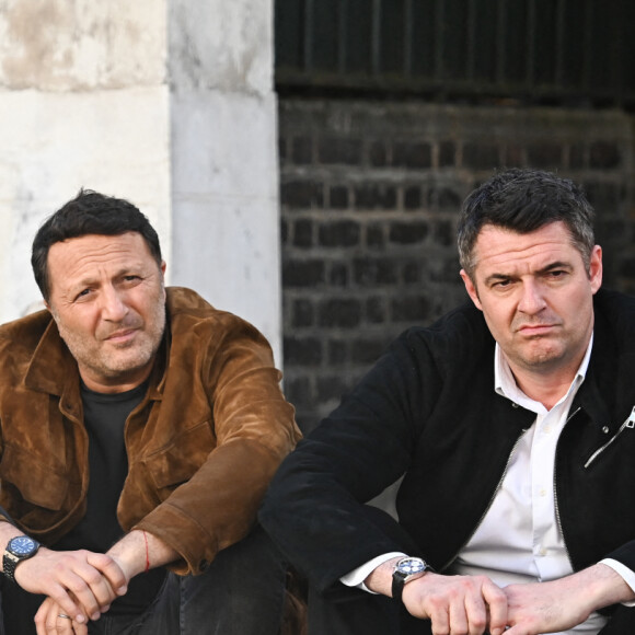 Exclusif - Arthur et Arnaud Ducret - Tournage de la fiction inédite "Arnaud Ducret dans tous ses états" - Séquence "Fan à domicile" - Diffusion sur TF1 le 16 août - à Asnière, France, le 9 mai 2022. © Guillaume Gaffiot/Bestimage
