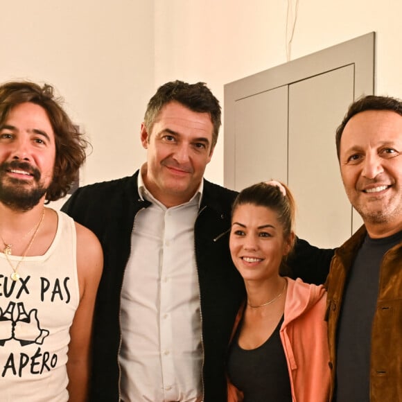 Exclusif - Maxime Gasteuil, Gael Le Forestier, Arnaud Ducret, Laurie Peret et Arthur - Tournage de la fiction inédite "Arnaud Ducret dans tous ses états" - Séquence "Fan à domicile" - Diffusion sur TF1 le 16 août - à Asnière, France, le 9 mai 2022. © Guillaume Gaffiot/Bestimage