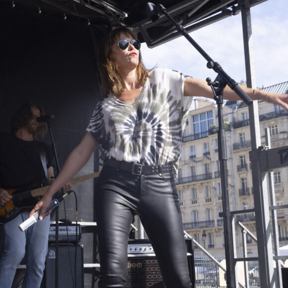 Sandrine Quetier en concert avec son groupe Molly Pepper sur la place du Panthéon à Paris le 22 juin 2022. © Jack Tribeca / Bestimage