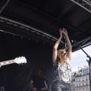Sandrine Quetier en concert avec son groupe Molly Pepper sur la place du Panthéon à Paris le 22 juin 2022. © Jack Tribeca / Bestimage