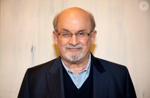 Salman Rushdie présente son nouveau livre 'Quichotte' au théâtre Altonaer à Hambourg en Allemagne, le 12 novembre 2019.