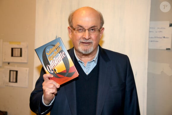 Salman Rushdie présente son nouveau livre 'Quichotte' au théâtre Altonaer à Hambourg en Allemagne, le 12 novembre 2019.
