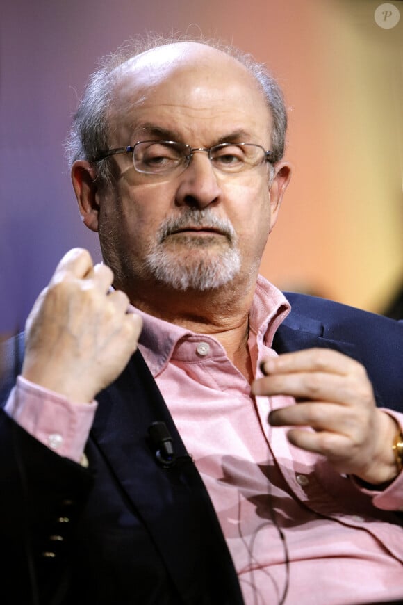 Portrait de Salman Rushdie sur le plateau de l'émission TV "La Grande Librairie sur France 5"