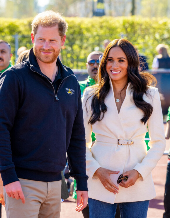 Le prince Harry et Meghan Markle assistent à la finale d'athlétisme, au deuxième jour des Invictus Games 2020 à La Haye, le 17 avril 2022.